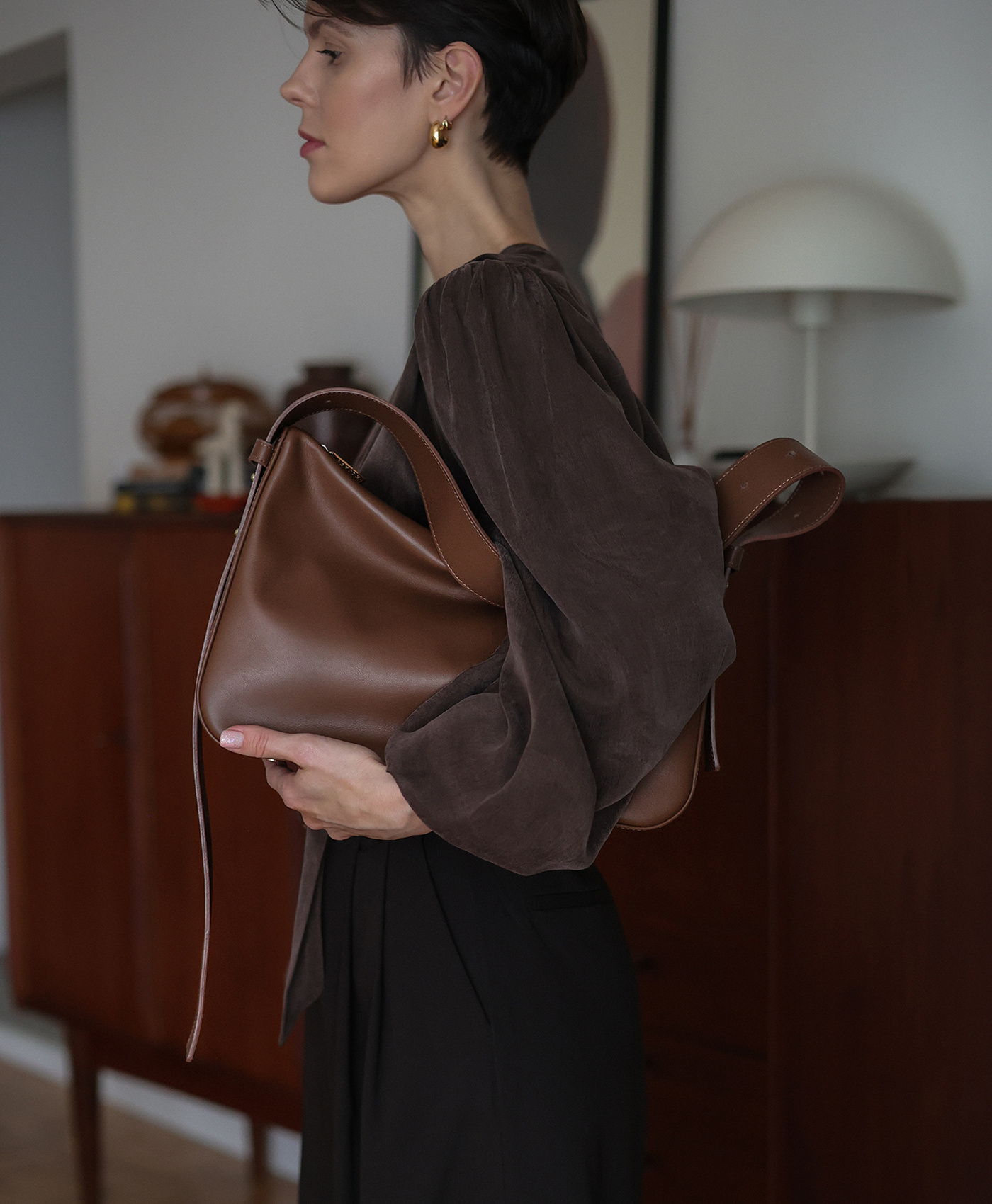 "BOBBI M” ORZECH, DŁUGI SZEROKI PASEK „MINIMAL” ORZECH