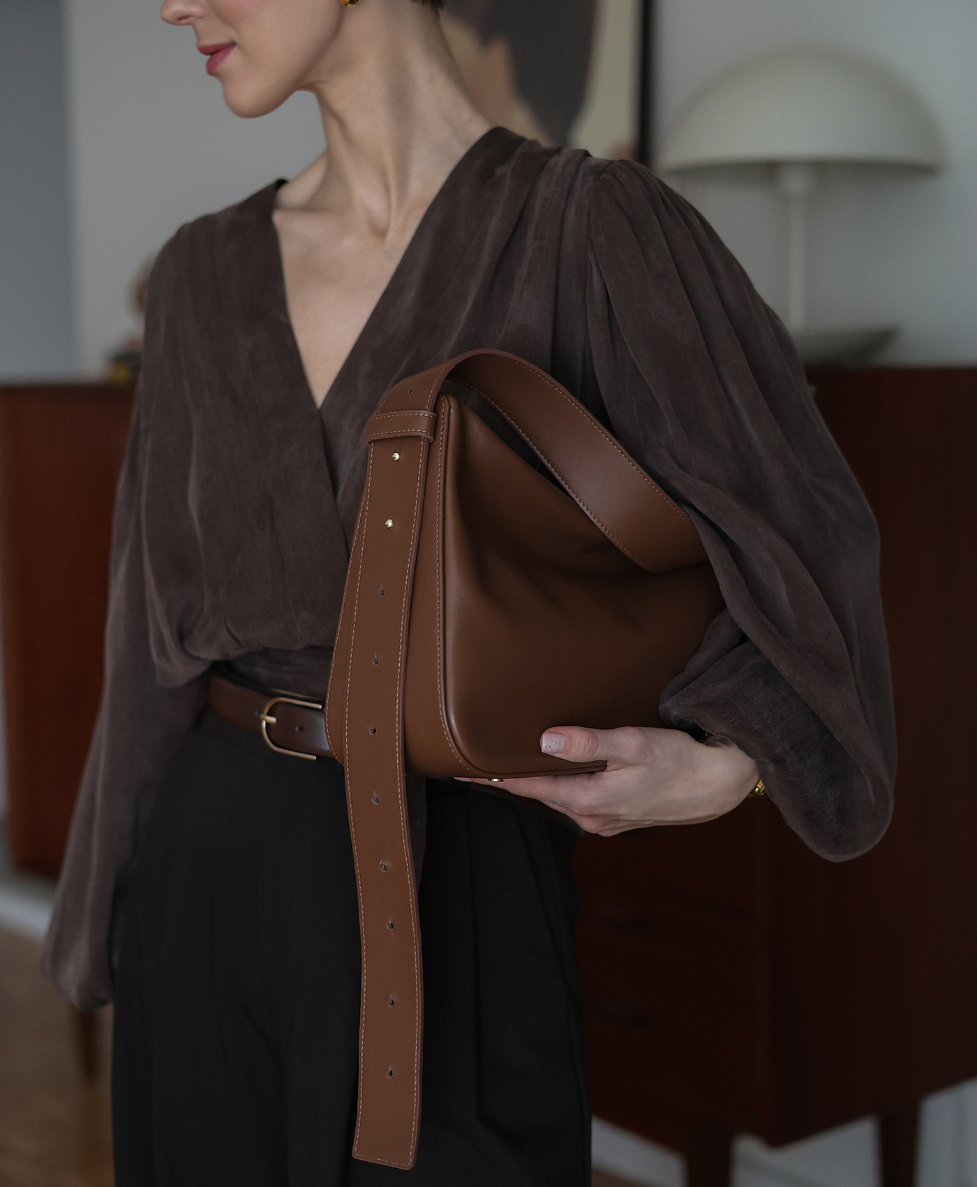 "BOBBI M” ORZECH, DŁUGI SZEROKI PASEK „MINIMAL” ORZECH